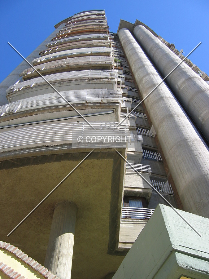 Edificio los Manantiales II by Victor Carcedo