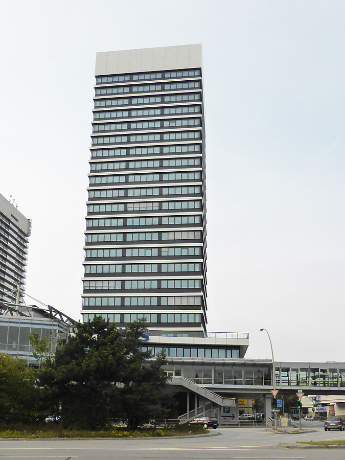 Mundsburg Office Tower by Der Hamburger