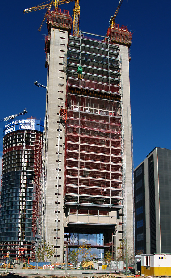 Torre Caja Madrid by Cesar Serrano