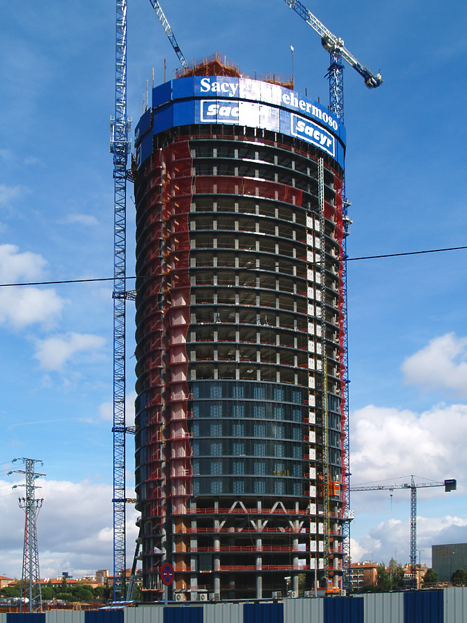 Torre Sacyr Vallehermoso by Cesar Serrano