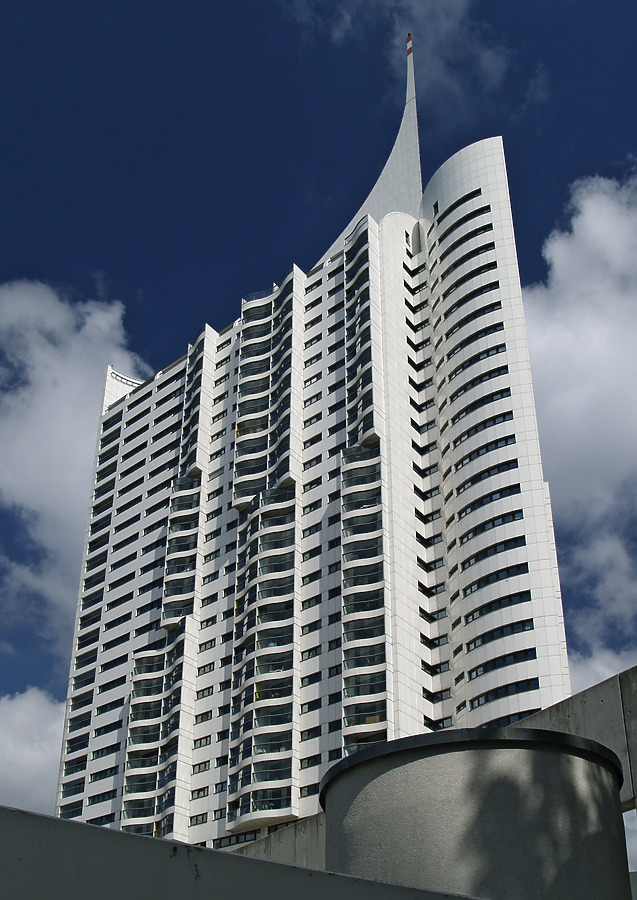 Hochhaus Neue Donau by Cesar Serrano