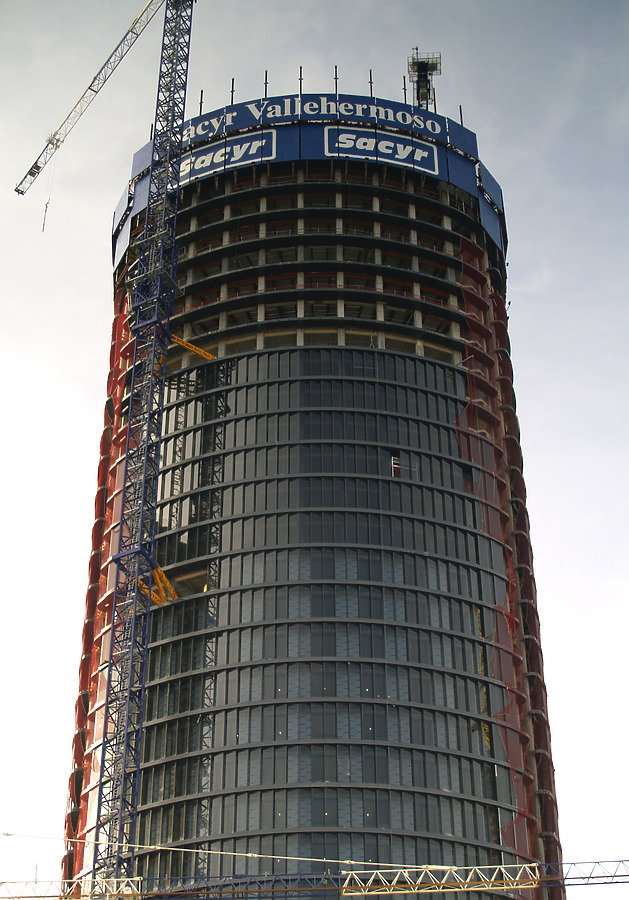 Torre Sacyr Vallehermoso by Cesar Serrano