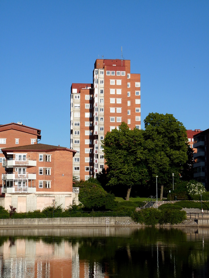 Vattengatan 2 by Robin Spetz