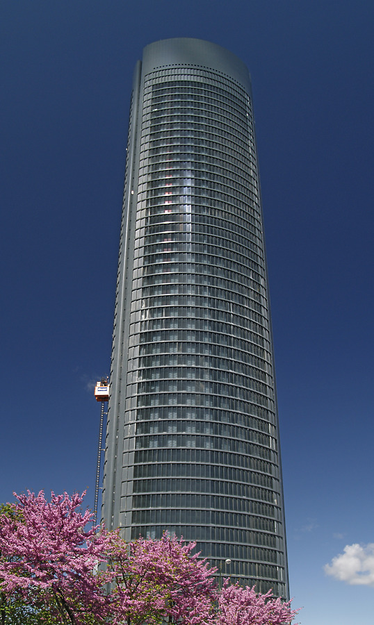 Torre Sacyr Vallehermoso by Cesar Serrano