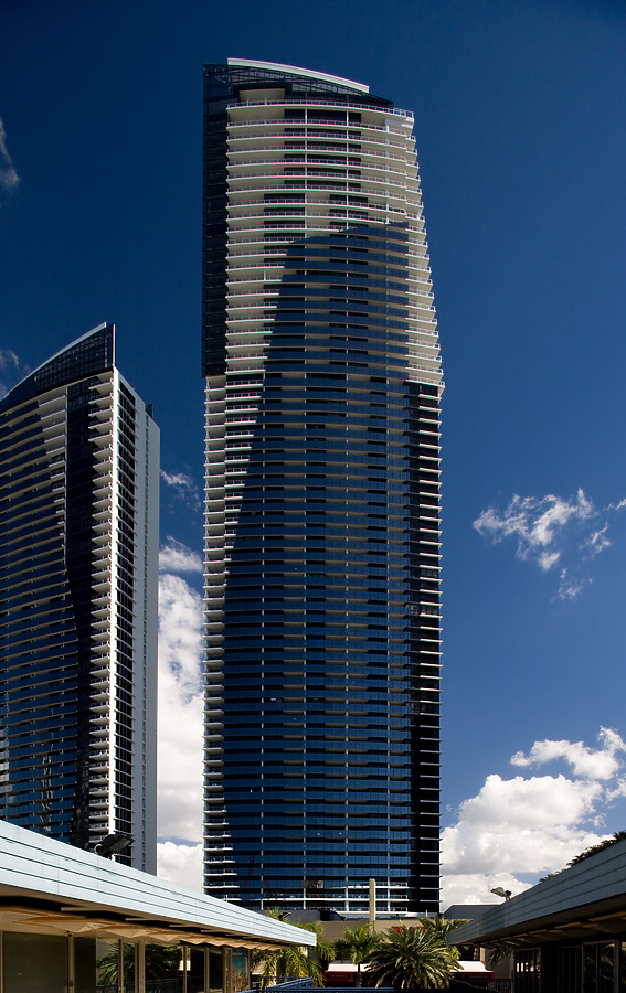 Circle on Cavill North Tower by Pavel Toczynski