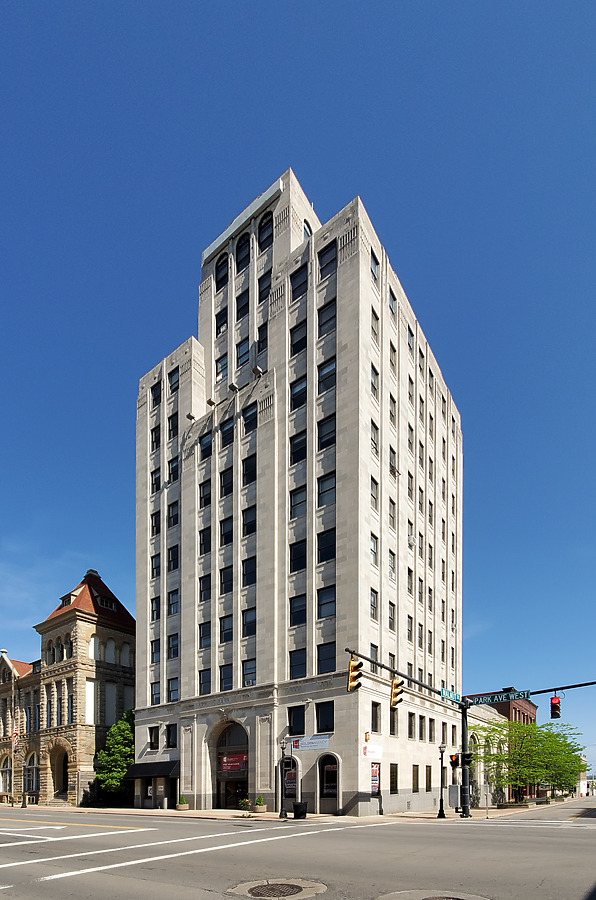 Chase Bank Building by Ryan Hildebrand
