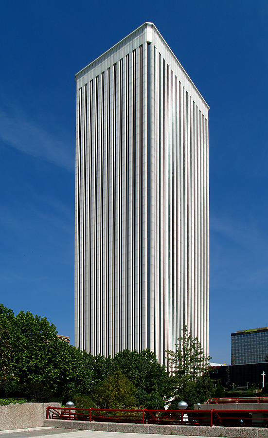 Torre Picasso by Cesar Serrano