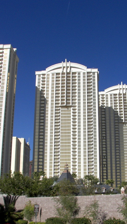 The Signature at MGM Grand - Tower II by Rodney Gunn