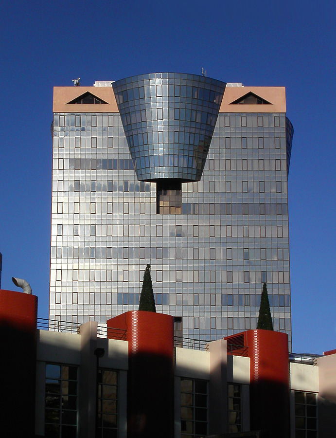 Torre Amoreiras II by Cesar Serrano