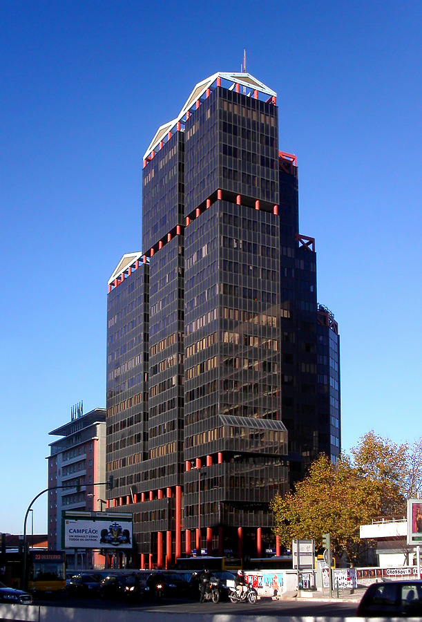 Edificio Satélite by Cesar Serrano
