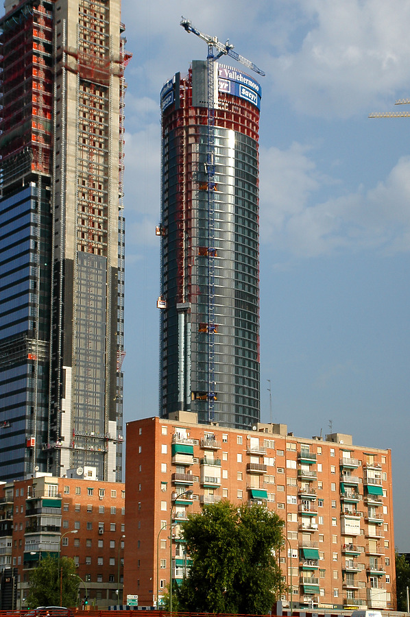 Torre Sacyr Vallehermoso by John Bek