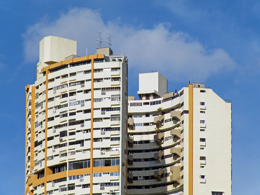 Pearl Bank Apartments by Horst Kiechle
