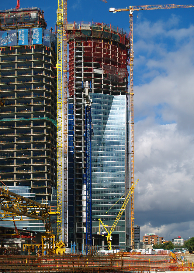 Torre Espacio by Cesar Serrano