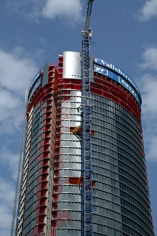 Torre Sacyr Vallehermoso by John Bek