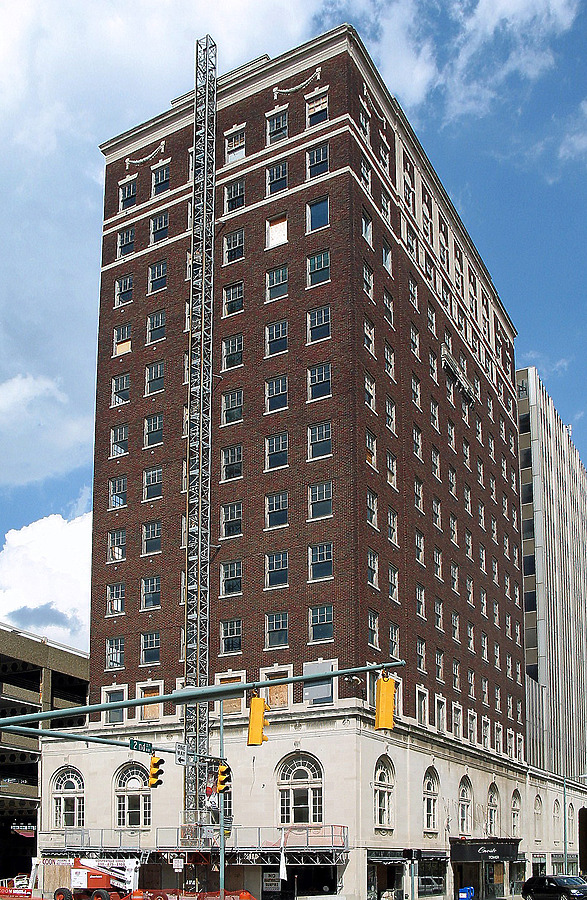 Onesto Lofts by CC BY-SA 3.0/ Sanfranman59
