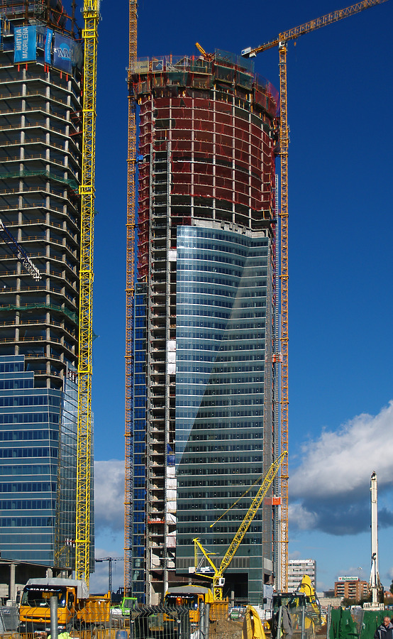 Torre Espacio by Cesar Serrano