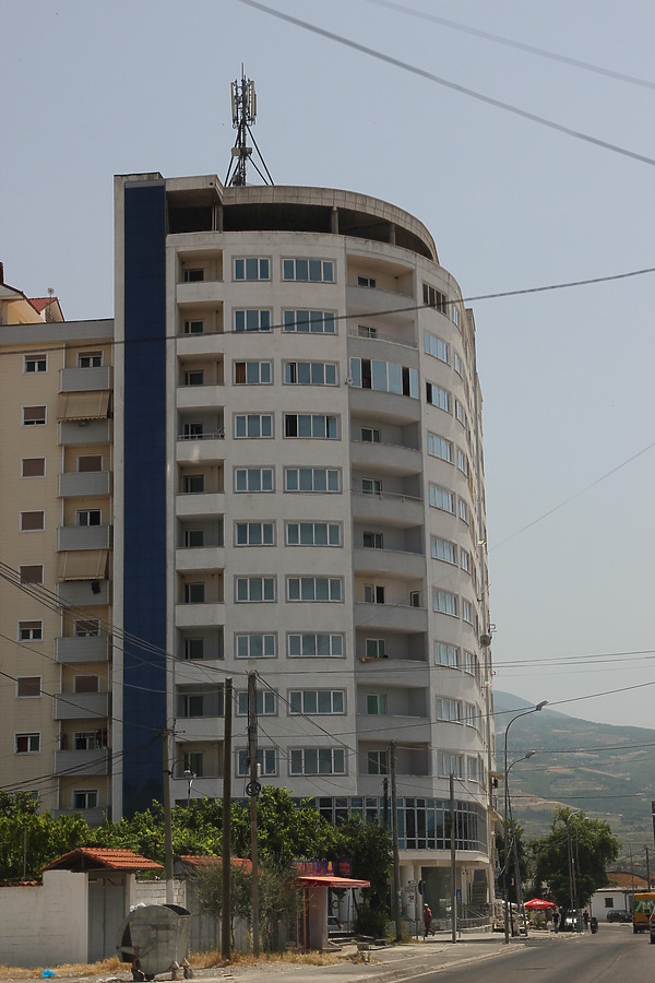 Rruga Zogu i Parë kulla by Kjetil Balog