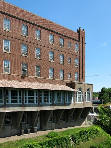 River Inn Apartments