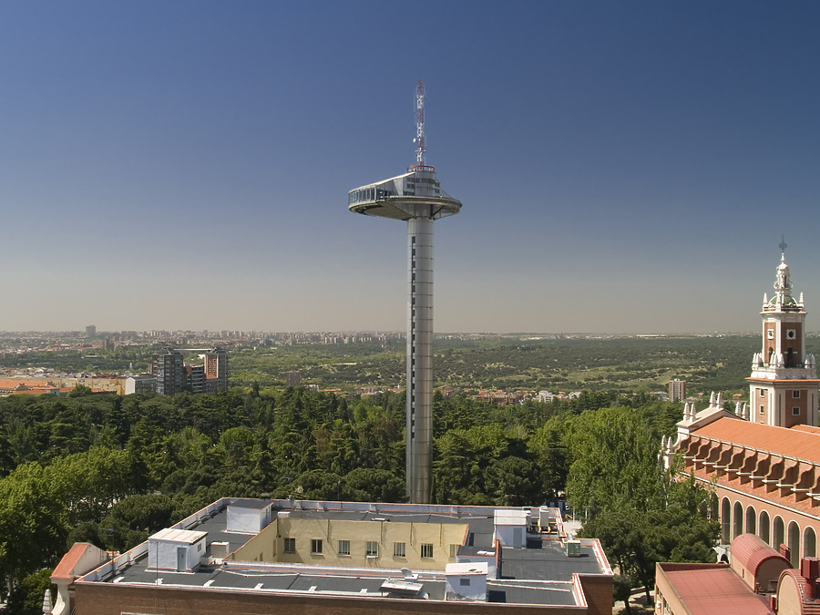 El Faro de Moncloa by Cesar Serrano