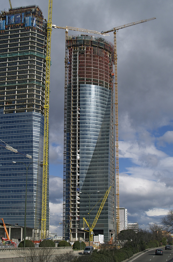Torre Espacio by Cesar Serrano