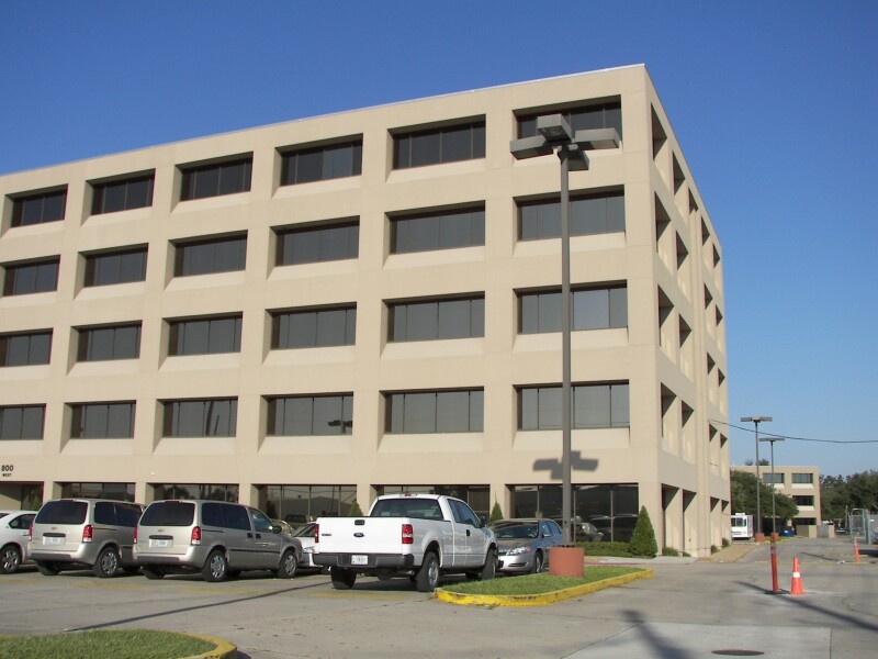 800 Commerce Road West