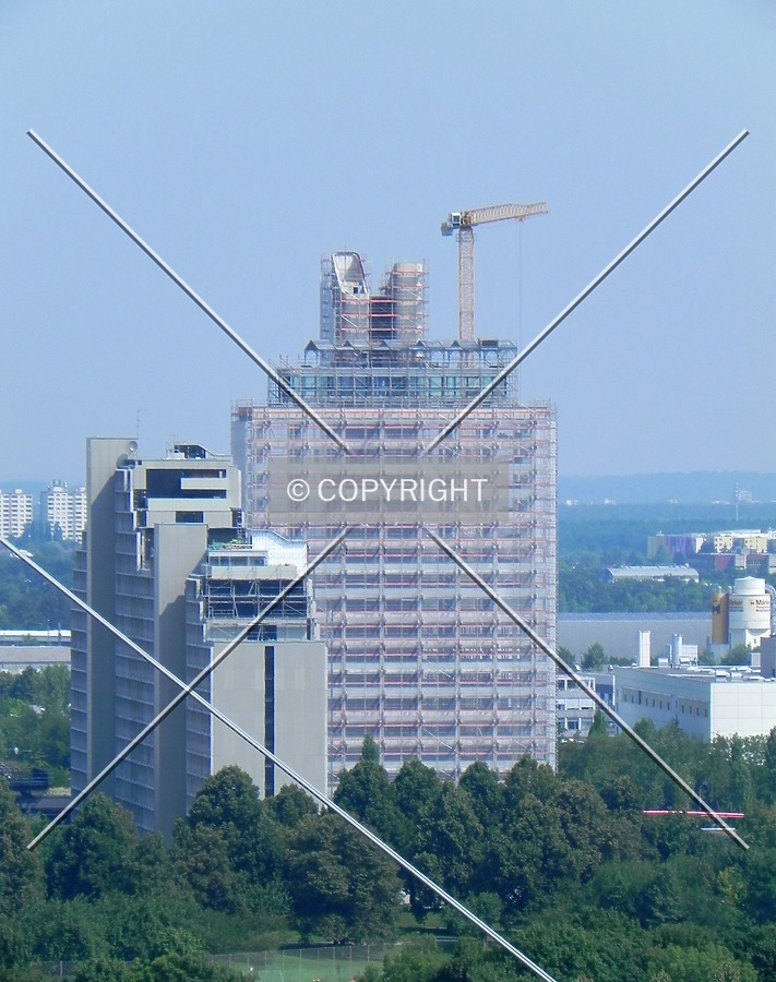 Helene-Mayer-Ring 4 by Florian Barbier