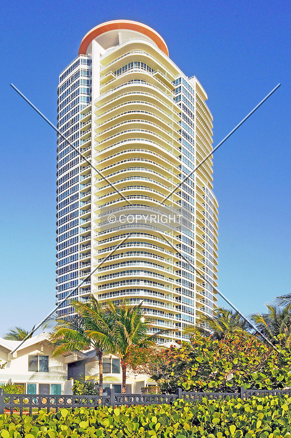 Continuum on South Beach, South Tower by Jorge Molina