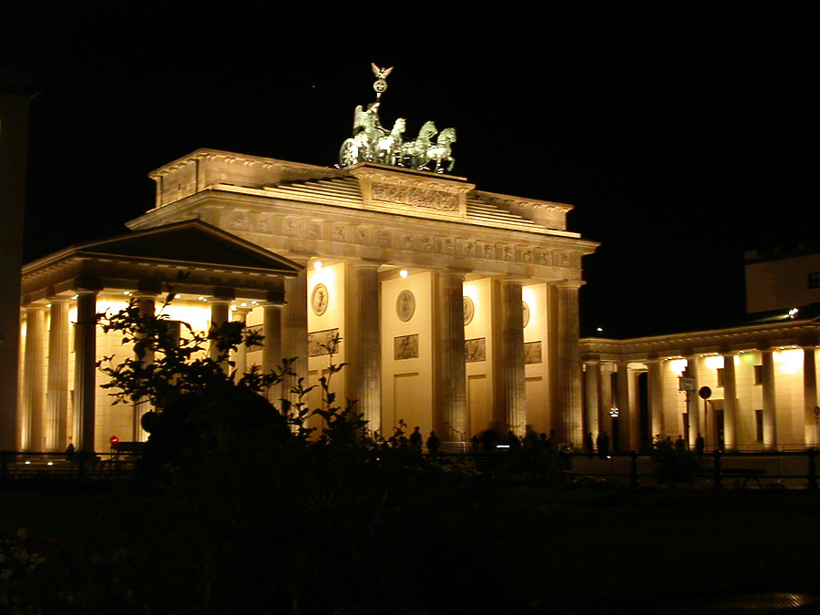 Brandenburger Tor by Cesar Serrano