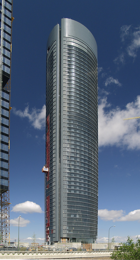 Torre Sacyr Vallehermoso by Cesar Serrano