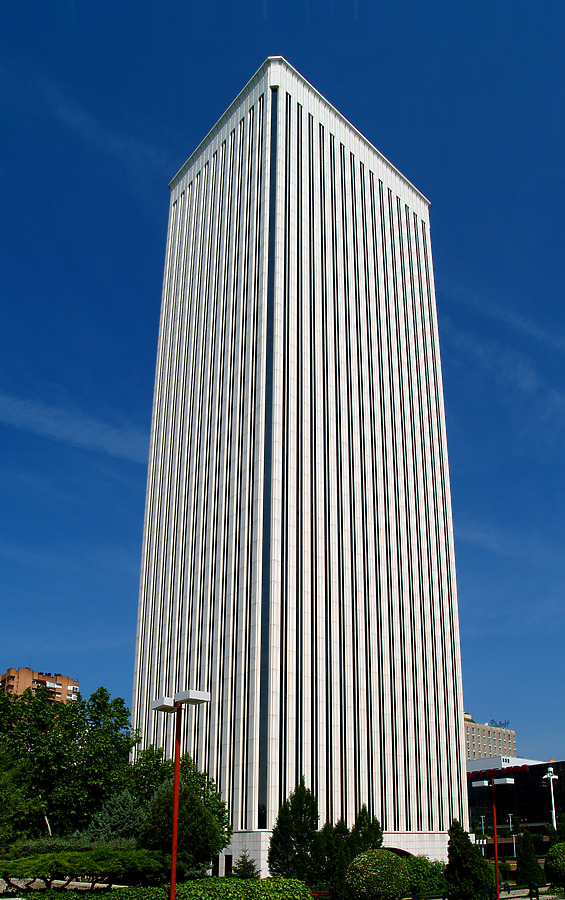 Torre Picasso by Cesar Serrano