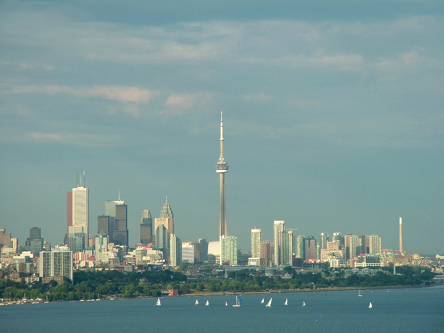 CN Tower by Pedro Marcelino