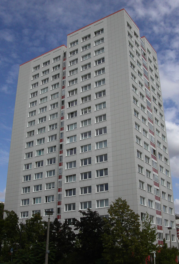 Landsberger Allee 180 by Cesar Serrano