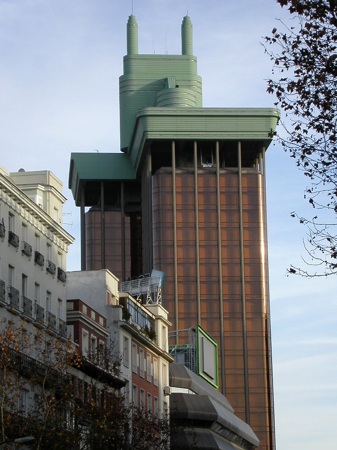 Torre Colón by Cesar Serrano