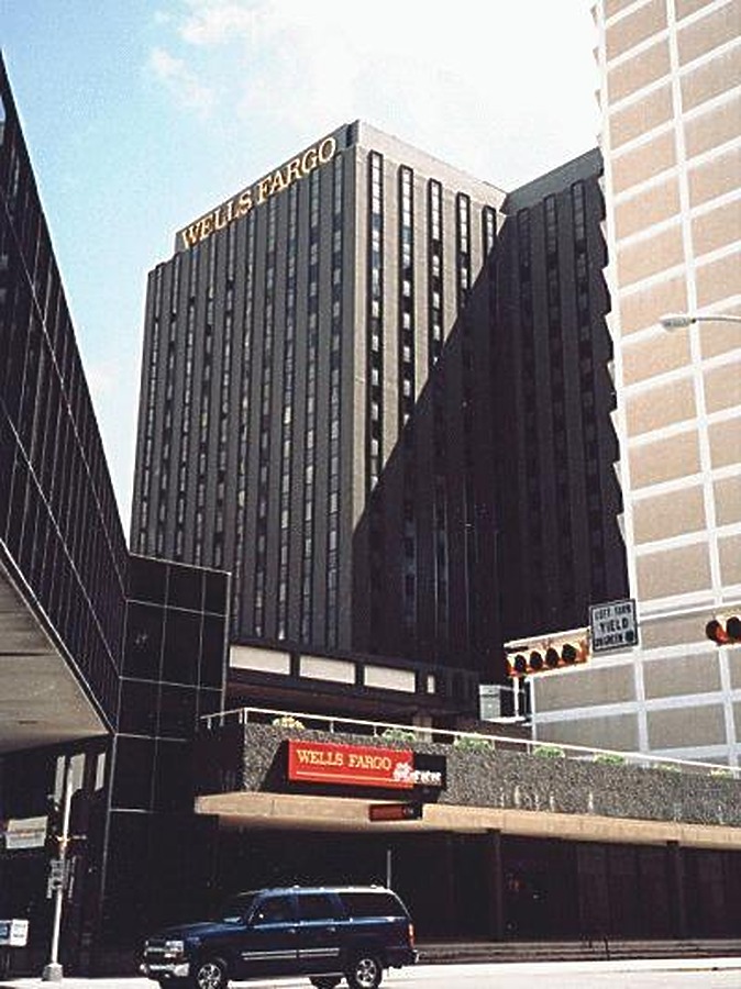 Wells Fargo Tower by Kevin Lehnhardt