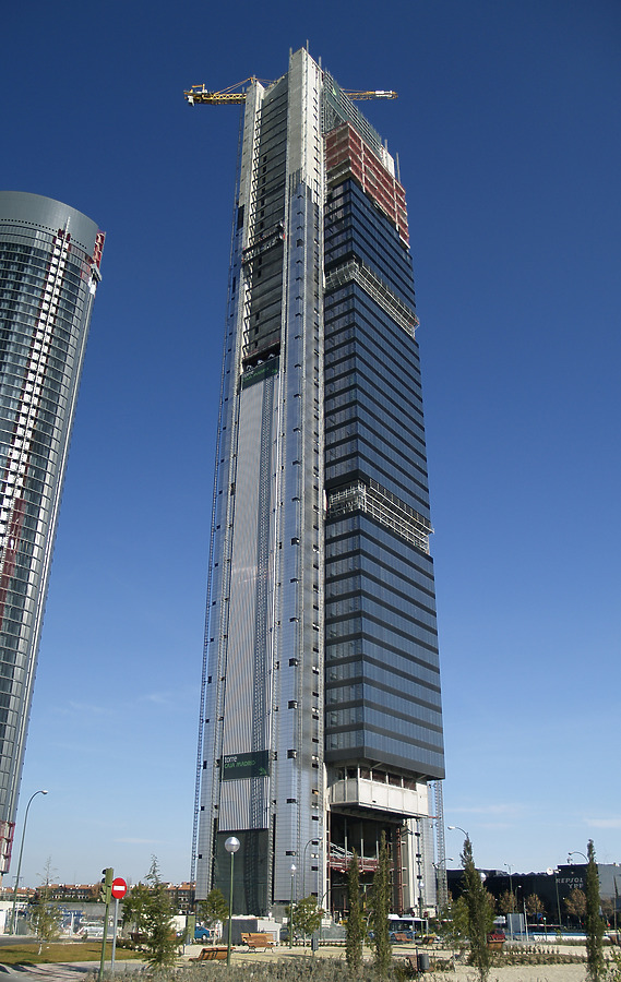 Torre Caja Madrid by Cesar Serrano