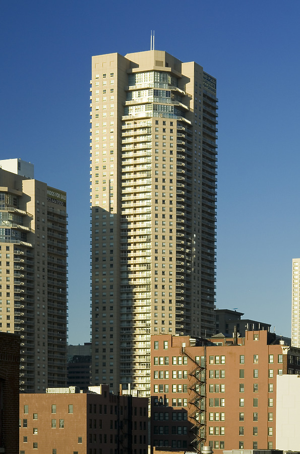 Grand Plaza Apartments by Pavel Toczynski