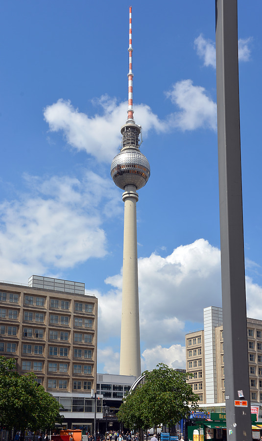 Berliner Fernsehturm by John W. Cahill