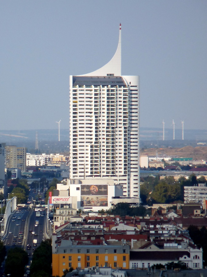 Hochhaus Neue Donau by Robin Spetz
