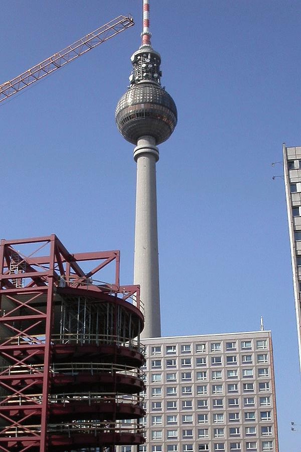 Berliner Fernsehturm by Cesar Serrano