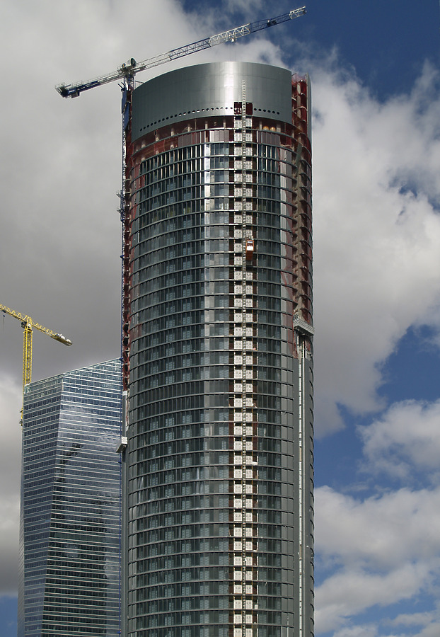 Torre Sacyr Vallehermoso by Cesar Serrano