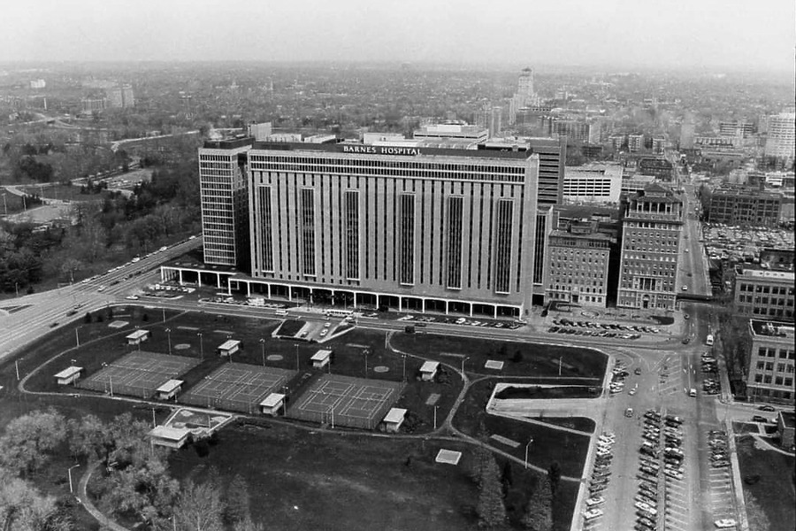 Barnes-Jewish Plaza Tower by Unknown