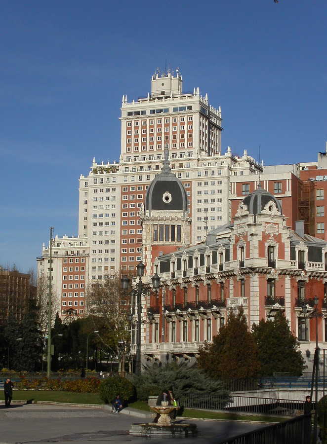 Edificio España by Cesar Serrano