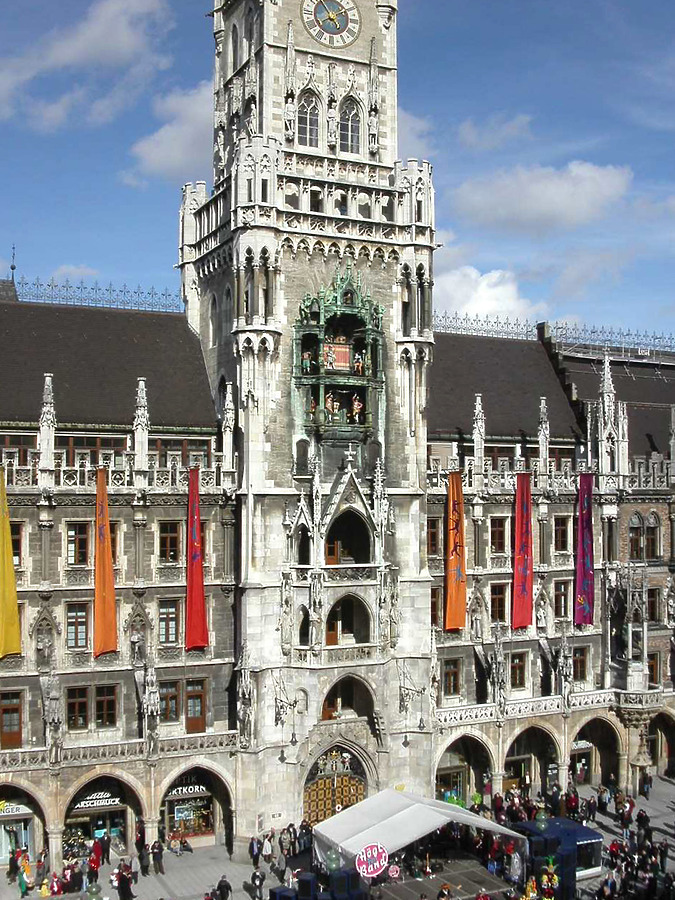 Neues Rathaus by Cesar Serrano
