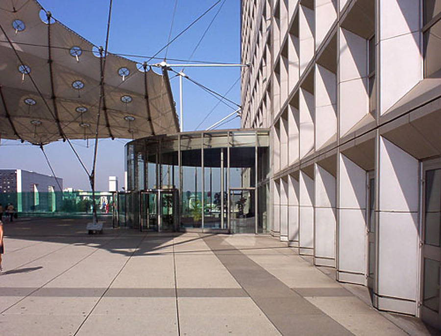 La Grande Arche by Pavel Toczynski