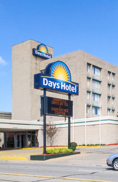 Days Hotel Sign