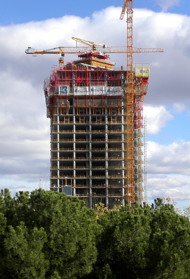 Torre Espacio by Cesar Serrano