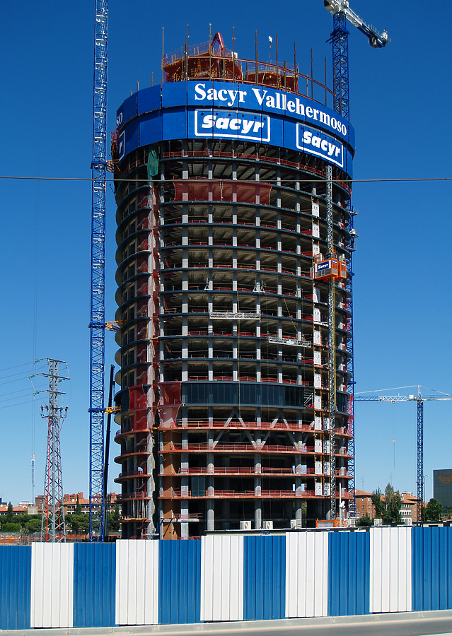 Torre Sacyr Vallehermoso by Cesar Serrano