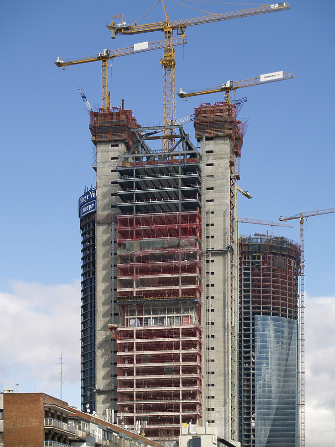 Torre Caja Madrid by Cesar Serrano