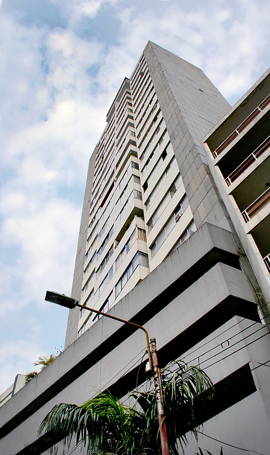 Edificio Avenida America by Jim Schwartz