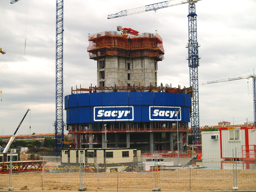 Torre Sacyr Vallehermoso by Cesar Serrano